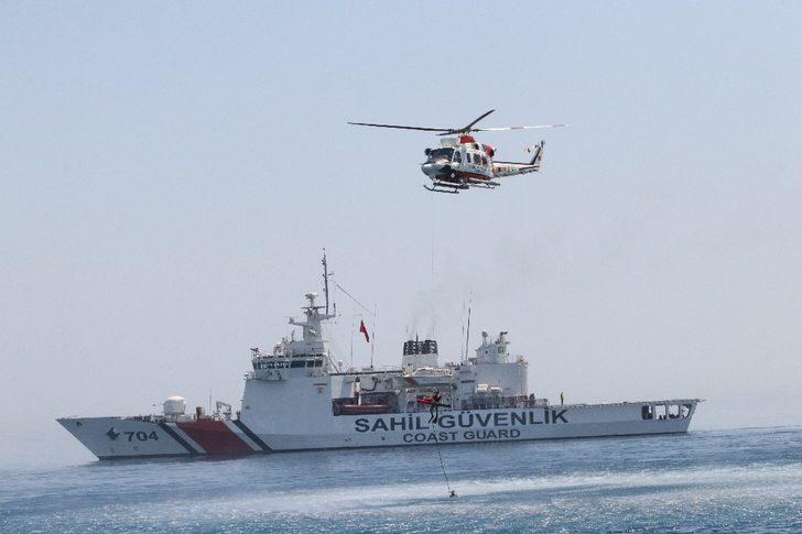 Mersin'de hareketli anlar! Paraşütlerle denize indiler G3