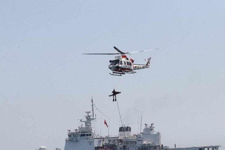 Mersin'de hareketli anlar! Paraşütlerle denize indiler G4