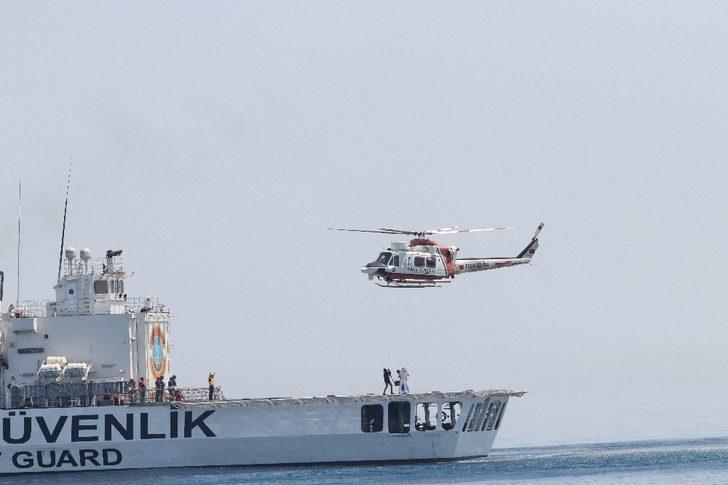 Mersin'de hareketli anlar! Paraşütlerle denize indiler G5