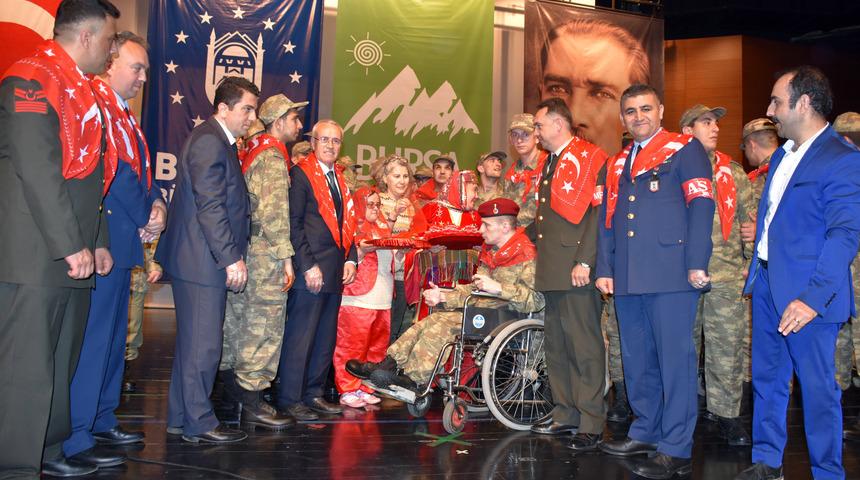 Engelli gen&ccedil;lere asker kınası yakıldı