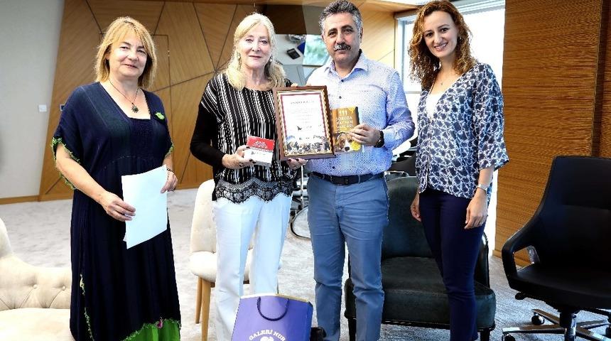 Başkan Sandal&rsquo;a deve g&uuml;reşleri kararından dolayı teşekk&uuml;r belgesi