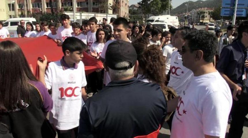 Marmaris'teki 19 Mayıs yürüyüşünde İzmir Marşı tartışması