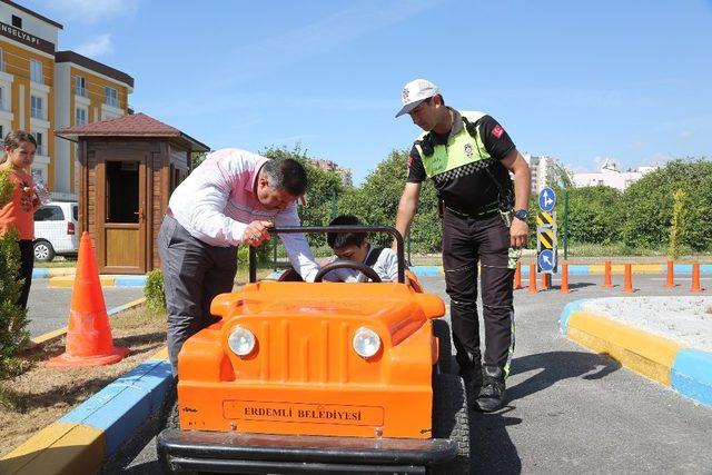 Erdemli Belediyesi’nden öğrencilere ücretsiz trafik eğitimi