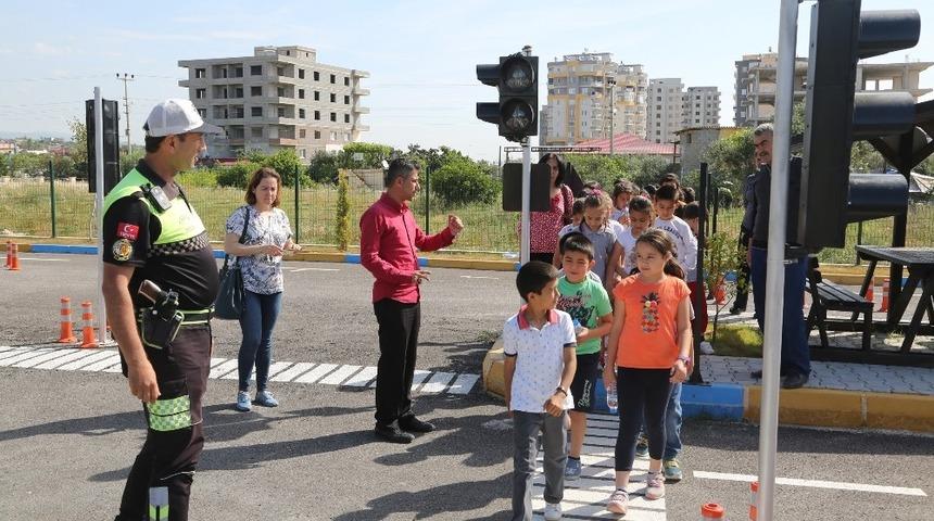 Erdemli Belediyesi&rsquo;nden &ouml;ğrencilere &uuml;cretsiz trafik eğitimi