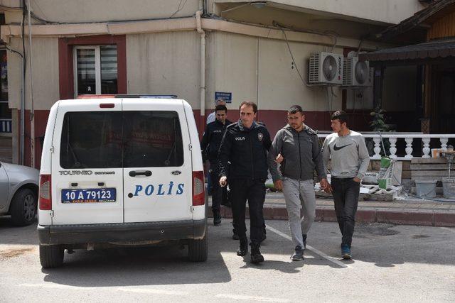 Şehir polis kamerasına yakalanan akü hırsızları tutuklandı