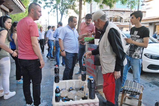 Diyarbakır'da günde 5 bin litre meyan şerbeti tüketiliyor