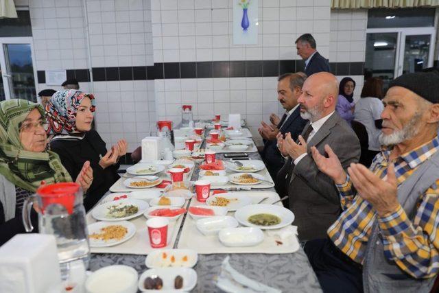 Başkan Çolakbayrakdar İftarını Huzurevi Sakinleri İle Açtı