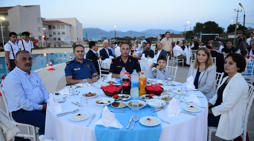 Kumluca&rsquo;da vakıftan gazilere ve şehit ailelerine iftar yemeği