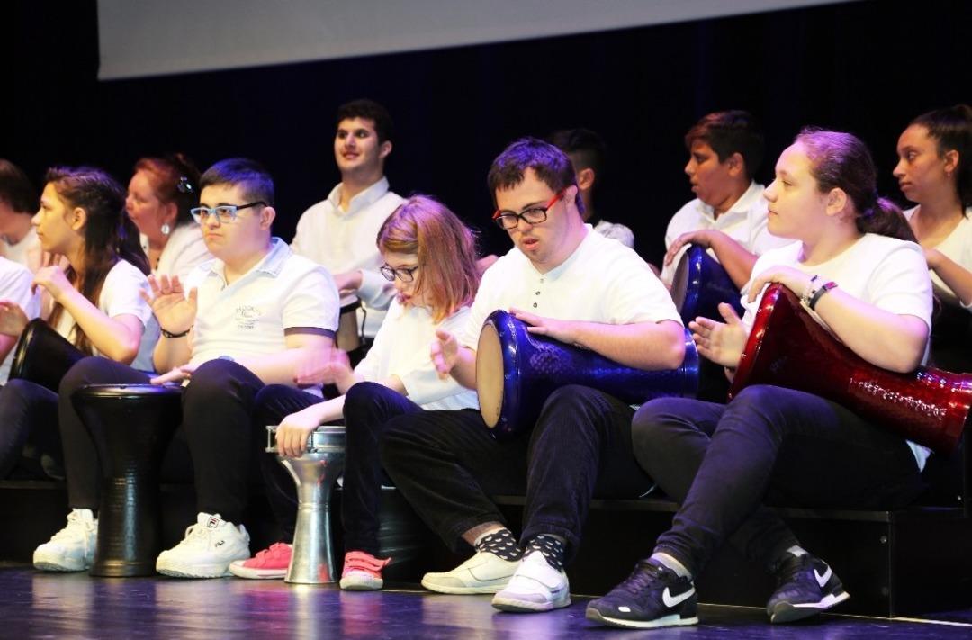 Engelli &ouml;ğrencilerin g&ouml;sterileri ayakta alkışlandı