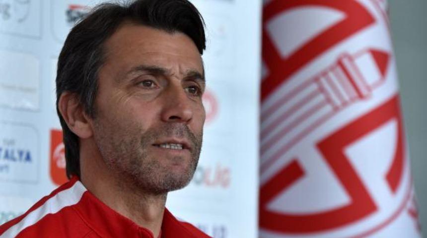 Antalyaspor, Bülent Korkmaz ile yola devam ediyor