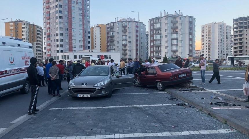 Yakut Mahallesi&rsquo;nde trafik kazası: 3 yaralı