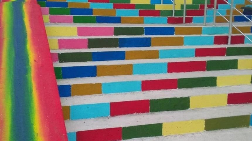 Adakale&rsquo;nin merdivenleri g&ouml;kkuşağı renklerine b&uuml;r&uuml;nd&uuml;