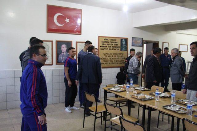 İlçe protokolü askerlerle iftar yemeğinde buluştu