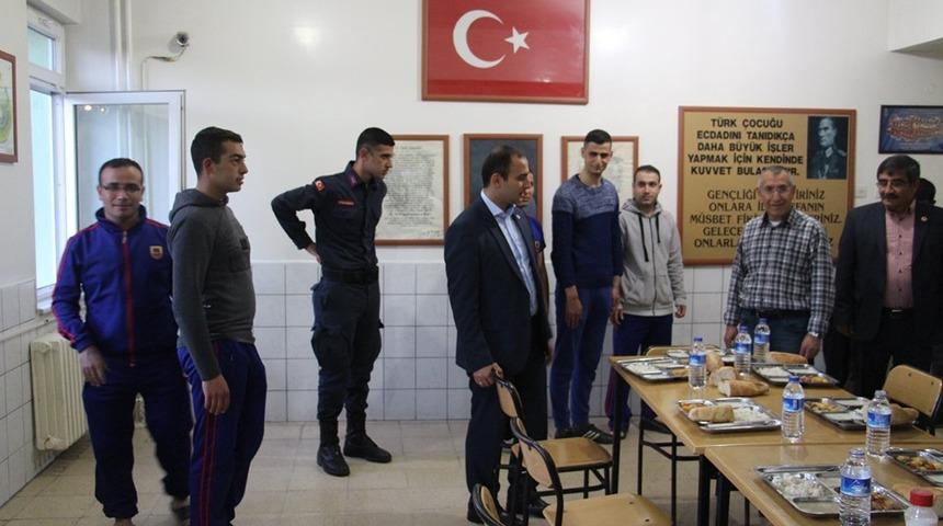 İlçe protokolü askerlerle iftar yemeğinde buluştu