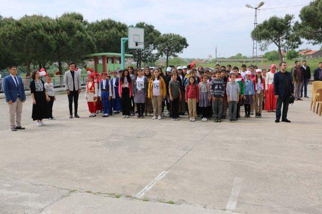 Biga’da Yeniçiftlik Ortaokulu TÜBİTAK 4006 Bilim Fuarı açıldı