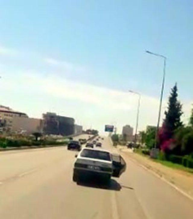 Trafikte cam yerine arka kapıyı açarak serinledi