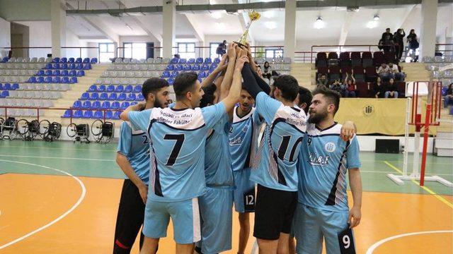 Erkekler Voleybol Turnuvası’nda kupa sahibini buldu