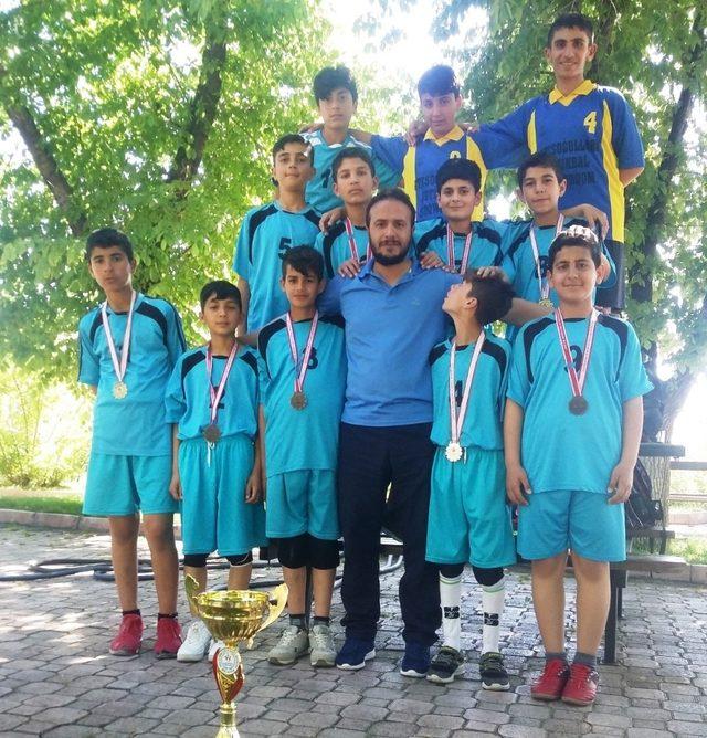 Şehit Erdal Alpkılıç Ortaokulu Voleybolda birincisi oldu