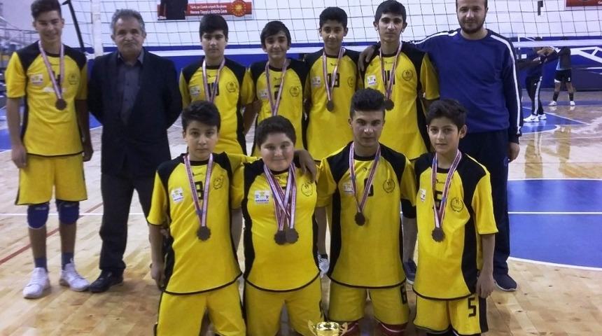 Şehit Erdal Alpkılı&ccedil; Ortaokulu Voleybolda birincisi oldu