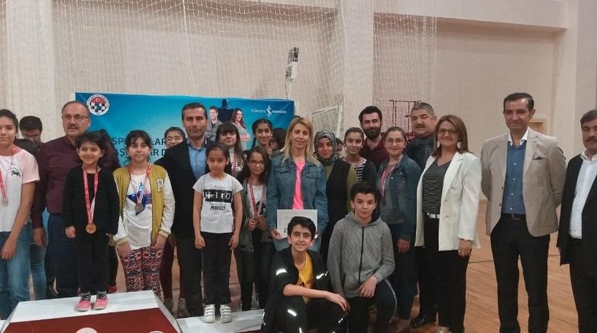 Diyarbakır’ın yüzünü satrançta iki okul güldürdü