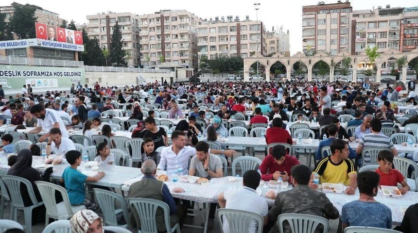Binlerce kişi kardeşlik sofrasında buluştu