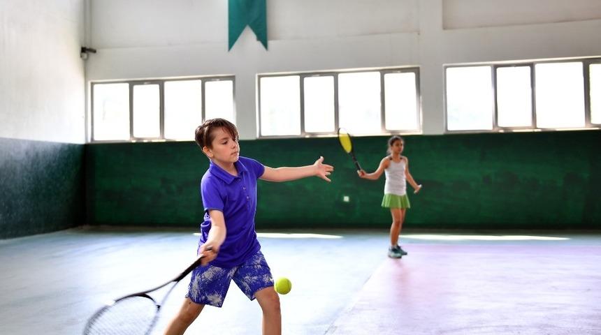 Gen&ccedil; tenis&ccedil;iler profesyonelleri aratmadı