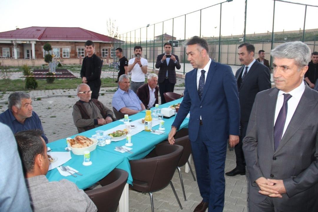 Vali &Ccedil;ağatay, iftarını engellilerle beraber a&ccedil;tı