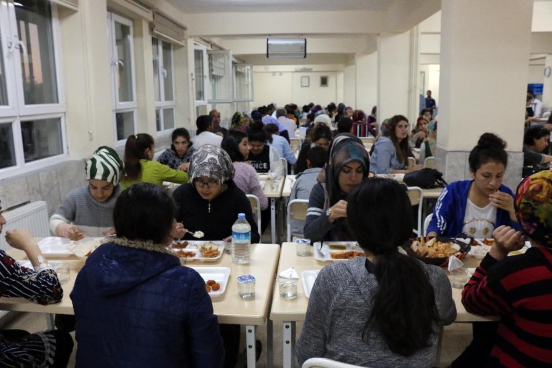 Siverek&rsquo;te yaşlılar, &ouml;ğrencilere emanet