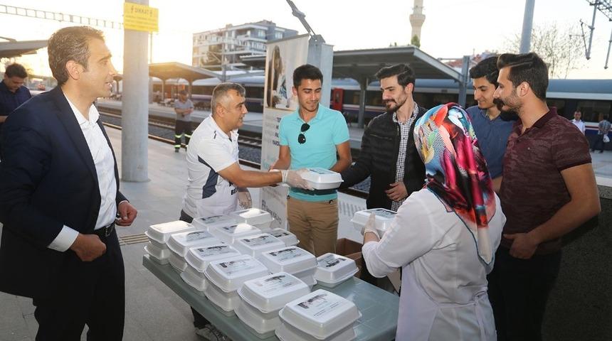 Başkan Kalaycı, tren yolcularına iftarlık dağıttı