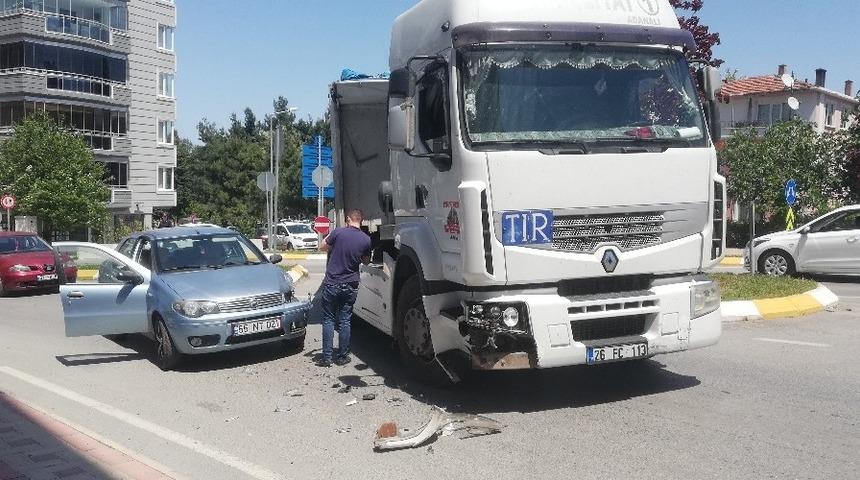 Tır ile otomobil &ccedil;arpıştı: 1 yaralı
