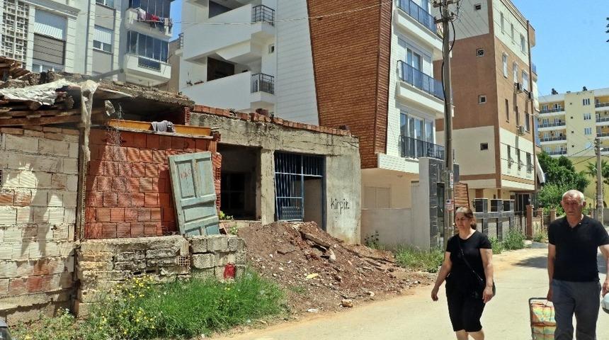 Antalya&rsquo;da metruk ev tepkisi