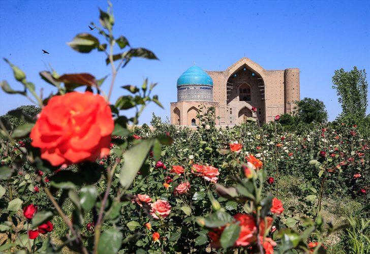 Hoca Ahmet Yesevi Türbesi'ne ziyaretçi akını  G1