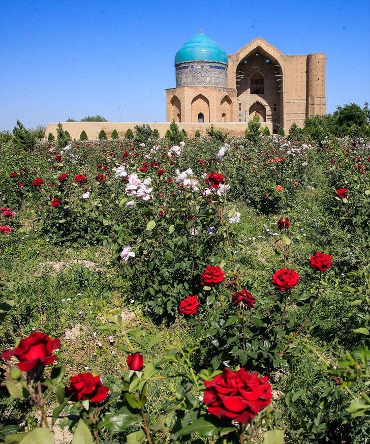 Hoca Ahmet Yesevi Türbesi'ne ziyaretçi akını  G3