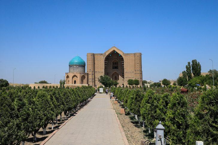 Hoca Ahmet Yesevi Türbesi'ne ziyaretçi akını  G4