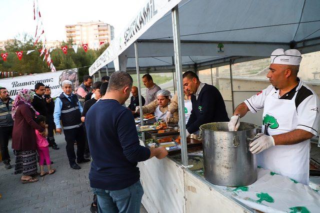 Mahalle Sakinleri, İftarı Aynı Sofrada Açtı