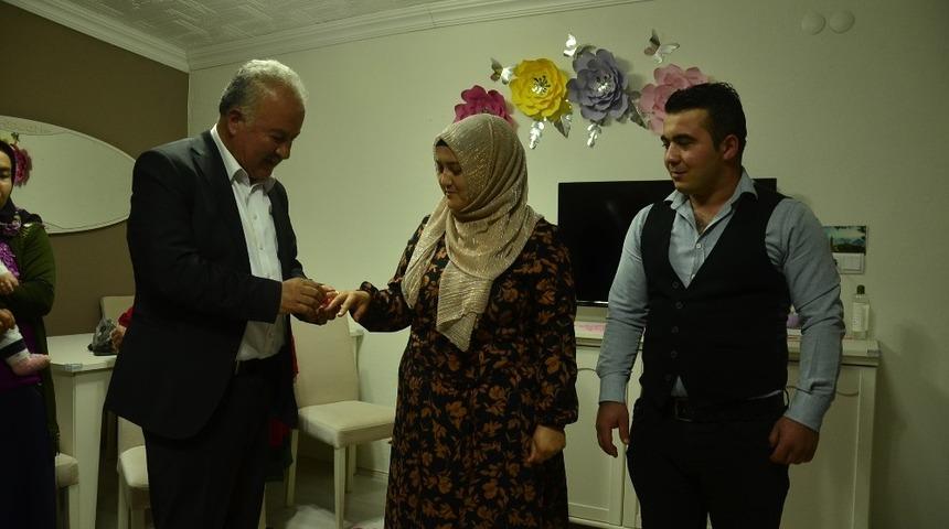 Başkan Şahin, &ouml;nce kız istedi sonra y&uuml;z&uuml;kleri taktı