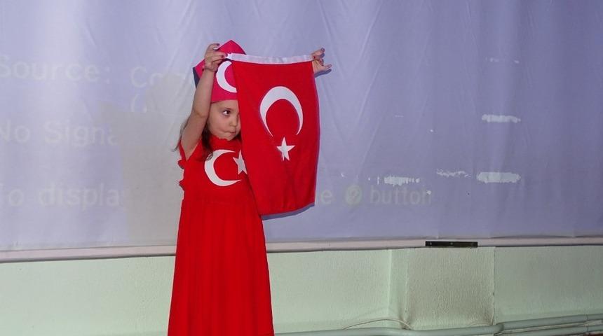 6 yaşındaki &ccedil;ocuk İstiklal Marşını ezbere okudu