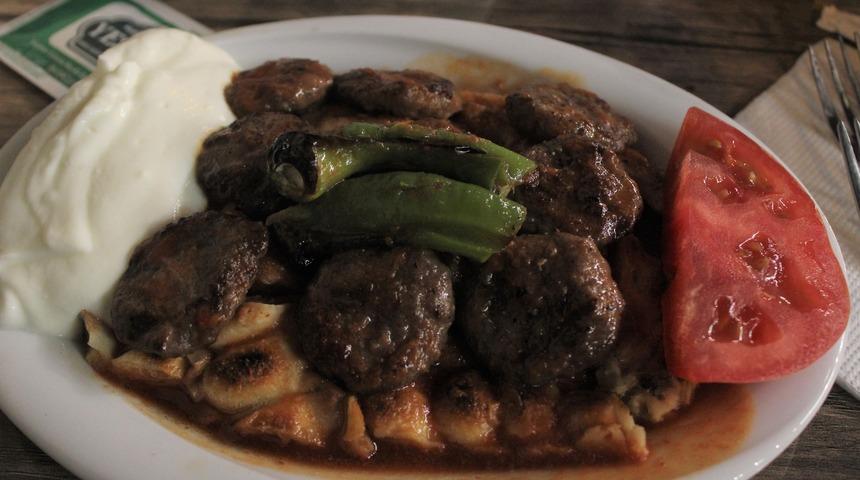 Tarihi lezzetle iftar açmak isteyen binlerce kişi oraya akın ediyor