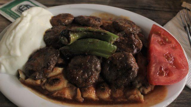 Tarihi lezzetle iftar açmak isteyen binlerce kişi oraya akın ediyor