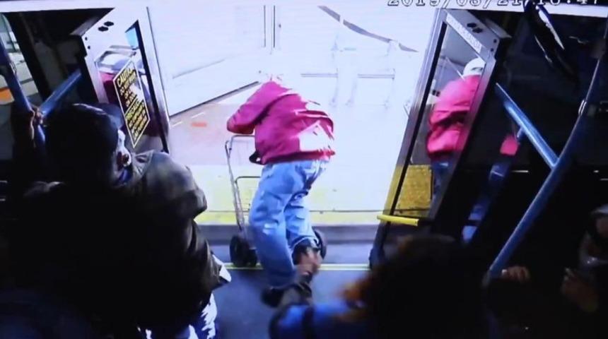 Yaşlı adamı otobüsten iterek düşürdü, cinayetle yargılanıyor!