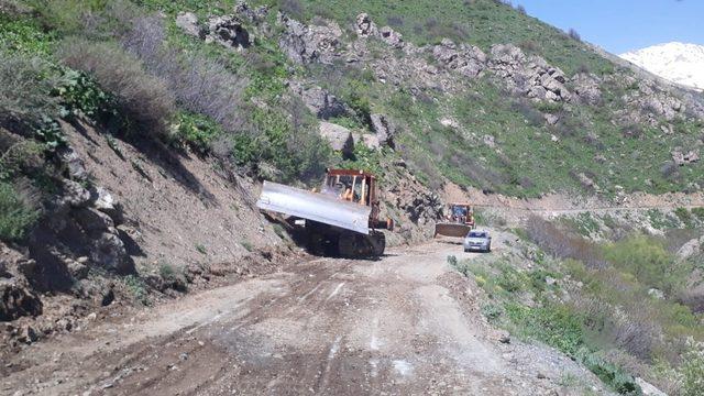 Şemdinli’de yol yapım çalışması