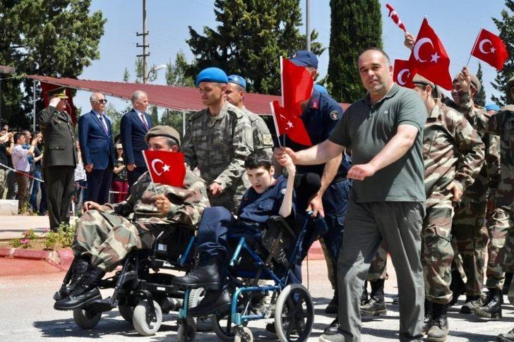Engelli bireylerin bir günlük asker olma sevinci G4