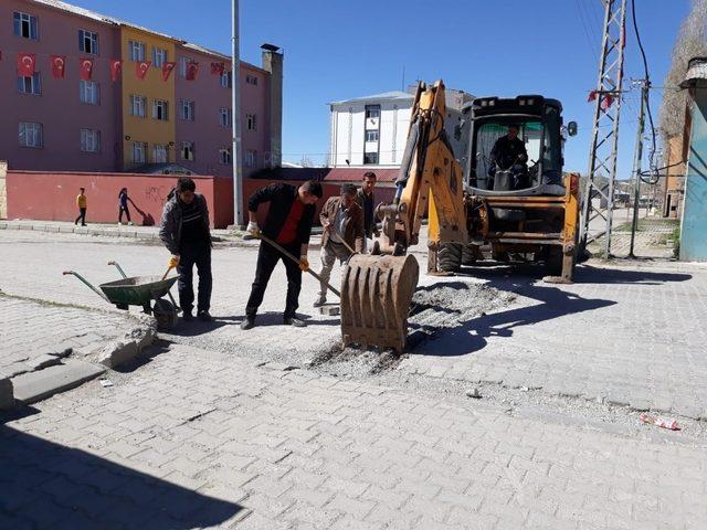 Çaldıran Belediyesinden yol yapım çalışması