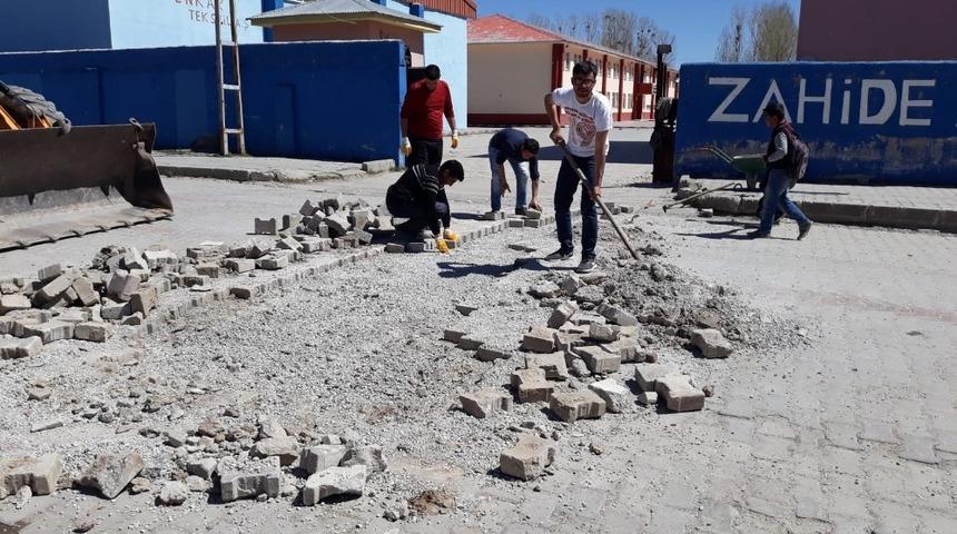 Çaldıran Belediyesinden yol yapım çalışması
