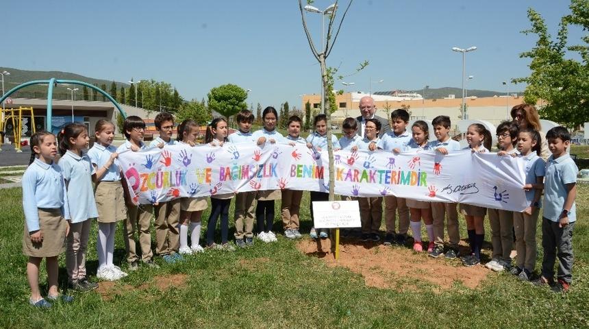 Y&uuml;z&uuml;nc&uuml; yılda ağa&ccedil; dikip Gen&ccedil;liğe Hitabe&rsquo;yi okudular