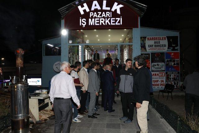 Başkan Sekmen Halk Pazarı’nı gezdi