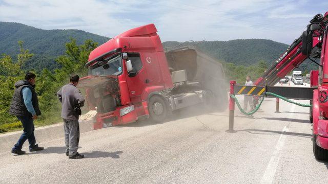 Devrilen kamyon, uçuruma yuvarlanmaktan kurtuldu