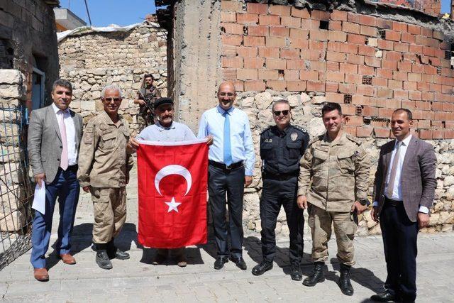 Kurtalan’da ihtiyaç sahibi ailelere yardım kolisi dağıtıldı