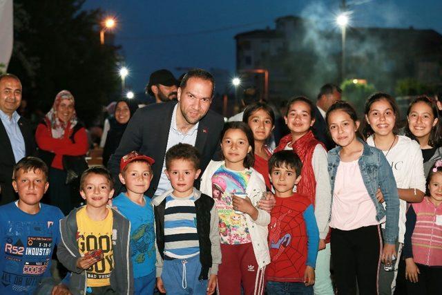 Geleneksel dev iftar sofraları kurulmaya devam ediyor