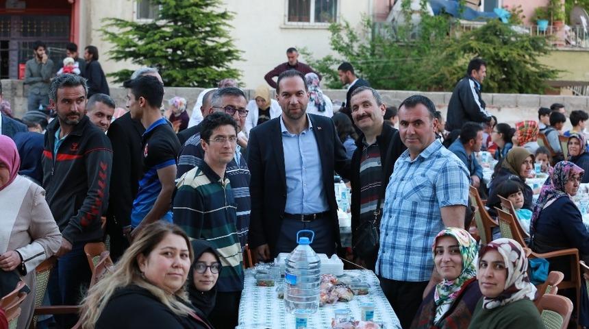 Geleneksel dev iftar sofraları kurulmaya devam ediyor